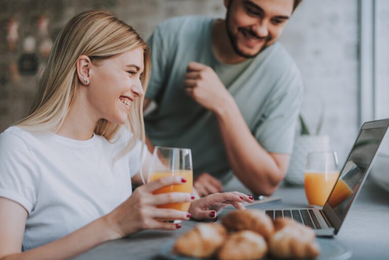 happy couple eating healthy to optimize fertility